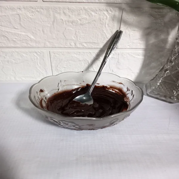 Lelehkan coklat batang.