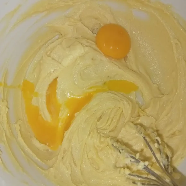 Campur gula halus dan butter aduk hingga rata ± 3 menit kemudian masukkan kuning telur.