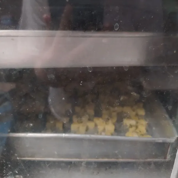 Panggang dengan suhu 140°C selama kurang lebih 30 menit. Api atas-bawah. Panaskan oven sebelumnya selama 10 menit. Jangan lupa 15 menit loyang ditukar.