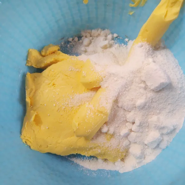 Mixer dengan kecepatan sedang margarin butter dan gula halus, hingga lembut ( 3 menit ).