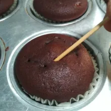 Tuang ke dalam cetakan cupcakes yang telah di alas papercup (2/3 penuh), lalu panggang selama 18-20 menit, tes tusuk boleh Buat Ermine : dalam sauce pan, campur susu, gula, garam dan tepung, aduk rata, lalu panaskan di api sedang sampai mengental sambil trus diaduk, angkat lalu dinginkan. Dalam wadah berbeda, mixer butter lalu masukan vla susu yang telah dingin sambil disaring, dan vanilla ekstrak, lalu mixer dengan kecepatan tinggi sampai creamy dan fluffy, pindahkan ke plastik segitiga. Setelah cup cake dingin hias dengan Ermine frosting.