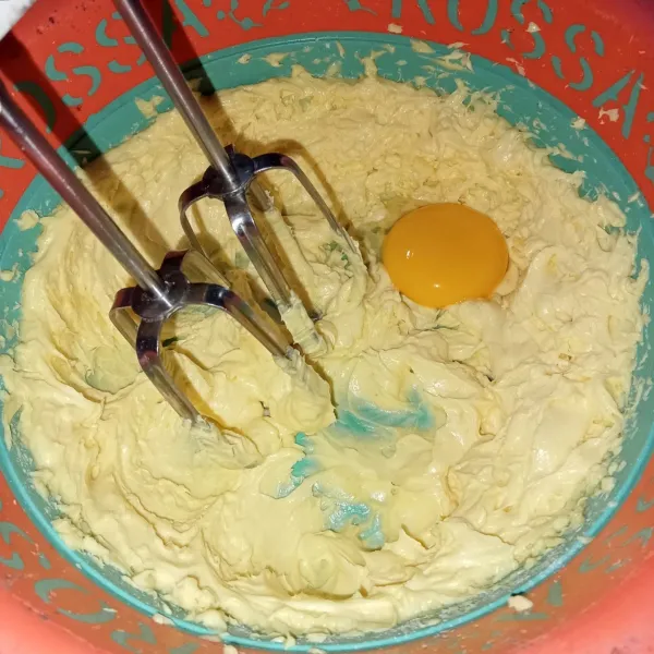 Masukkan kuning telur dan kocok lagi sekitar 30 detik.
