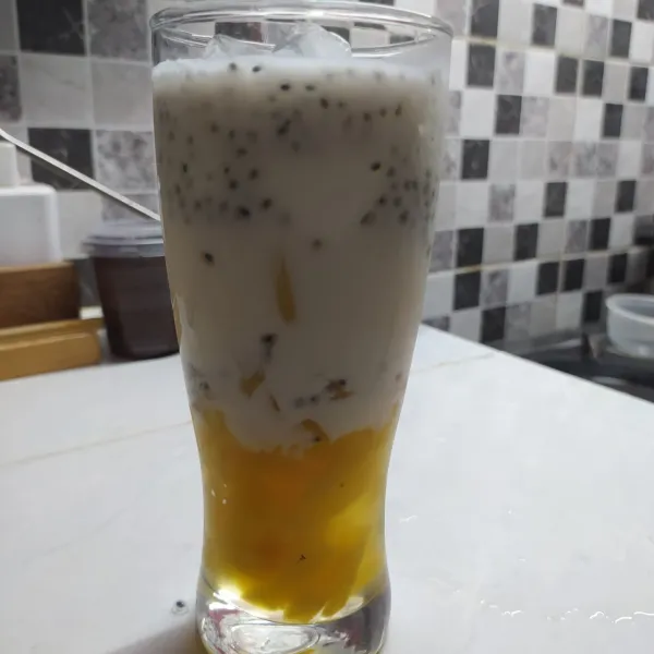 Beri es batu, selasih lalu tuang susu UHT. 
Sajikan. 
Aduk dulu sebelum diminum.