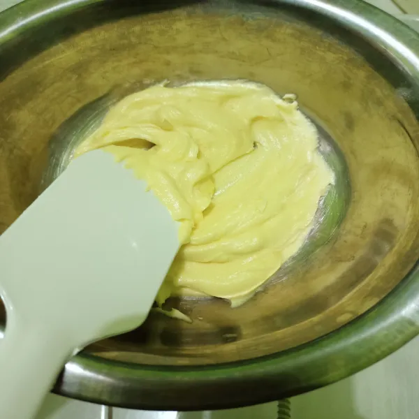 Campurkan kuning telur, butter, margarin, dan gula halus menggunakan wisk/mixer.