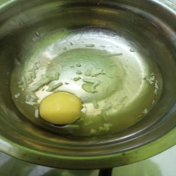 Celupkan adonan dalam putih telur kemudian gulingkan di atas keju parut.