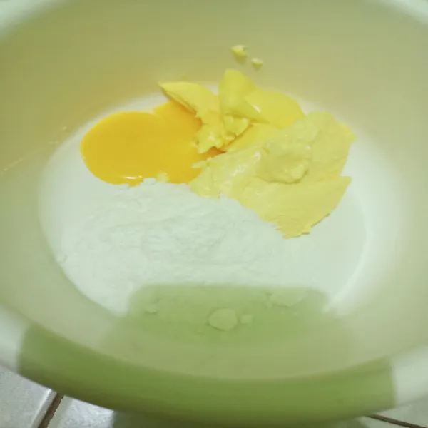 Mixer kuning telur, butter, margarin dan gula halus hingga tercampur rata dengan speed rendah (jangan terlalu lama).