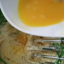 Campur dan ayak tepung terigu, coklat bubuk, baking soda dan garam, aduk rata, sisihkan. Panaskan oven api atas bawah 170 derajat.