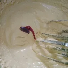 Mixer butter dan gula sampai tercampur rata, light sekitar 5 menit lalu, masukan telur ayam secara bertahap (3 tahap), mixer sampai rata, lalu masukan vanilla ekstrak, dan pewarna merah, mixer kembali sampai rata.