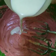 Teruskan menuang 1/3 sisa tepung, aduk rata kembali, masukan sisa bahan, aduk rata, terakhir sisa tepung, aduk sampai tercampur rata.