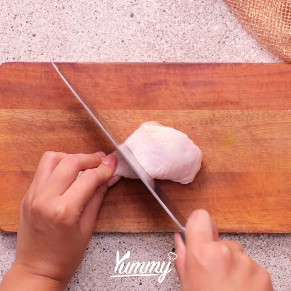 Keringkan ayam lalu tusuk dengan garpu atau sayat dengan pisau di setiap sisi.