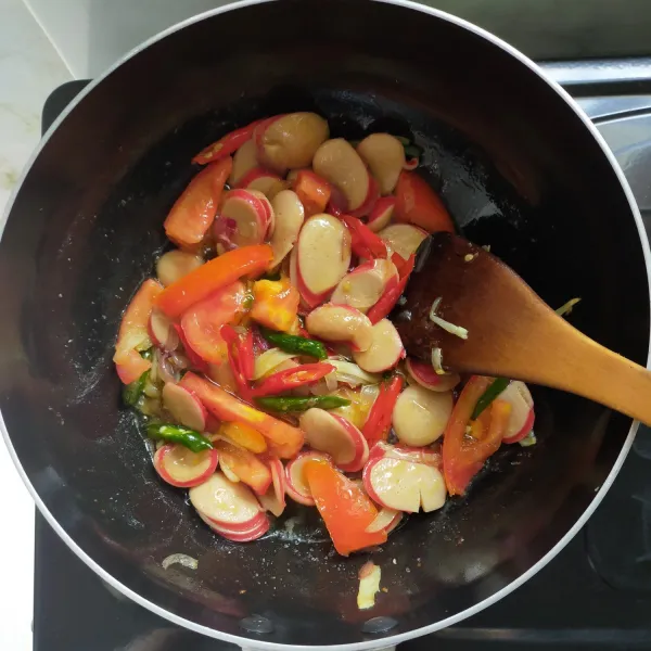 Beri garam, kaldu jamur, saus tiram dan minyak wijen, aduk hingga tercampur rata.