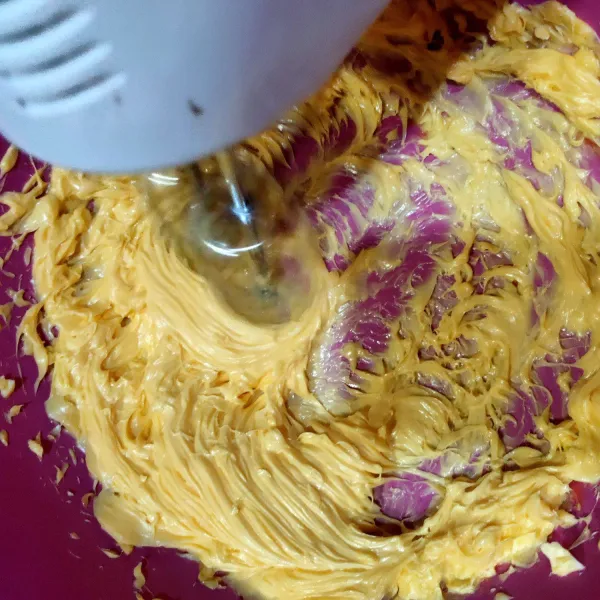 Campur jadi satu margarin, butter dan telur, mixer sebentar saja asal rata.