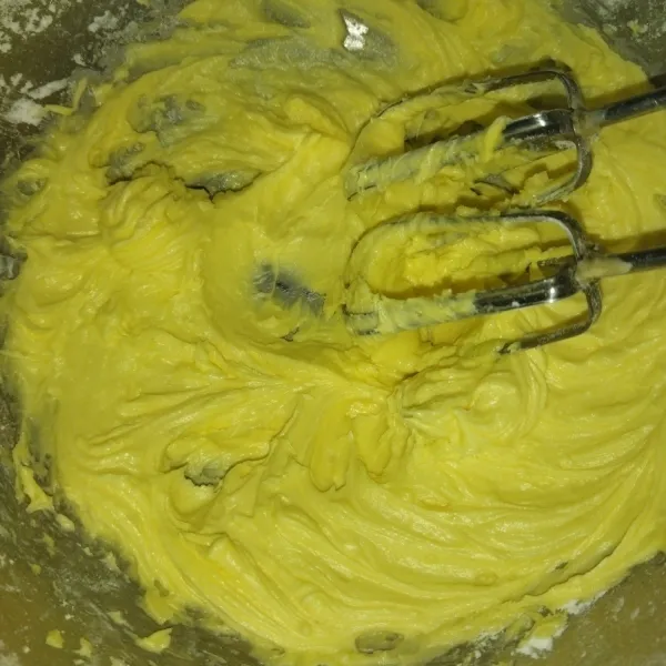 Siapkan wadah, masukkan butter, margarin dan gula halus, mixer hingga pucat, lalu tambahkan kuning telur, mixer sebentar hingga tercampur rata.