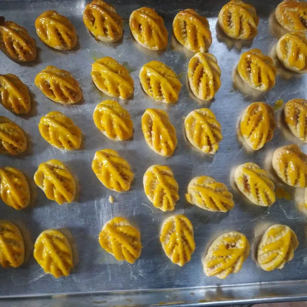 Keluarkan adonan dari oven, olesi dengan bahan olesan lalu panggang kembali hingga matang.
Angkat dan sajikan.