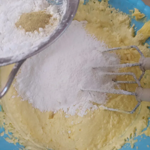 Masukkan tepung terigu, tepung maizena, garam dan jahe bubuk, degan cara diayak ( 3 kali bertahap). 
Aduk rata sebentar.