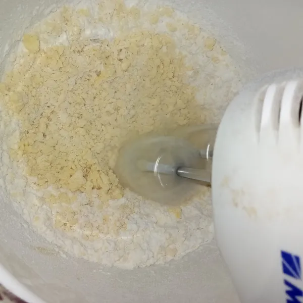 Masukkan tepung maizena, tepung terigu dan susu bubuk sambil di mixer.