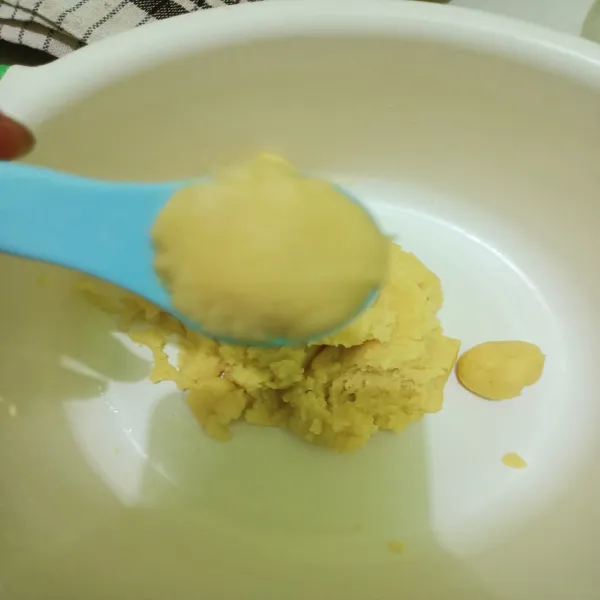 Takar adonan dengan menggunakan sendok takar.