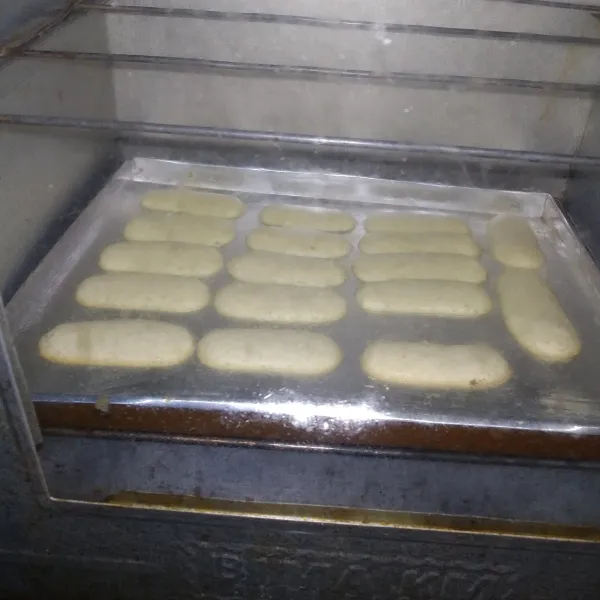 Kemudian spuitkan adonan ke dalam loyang dan panggang dalam oven selama 20 menit dengan suhu 150°C atau sampai permukaan kue terlihat sedikit kecoklatan, sesuaikan oven masing-masing.