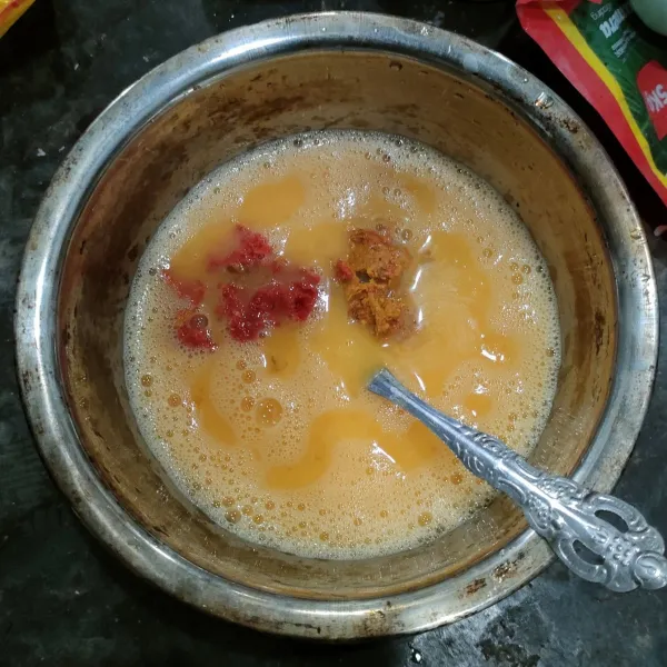 Masukkan bumbu halus, garam, kaldu bubuk pada adonan telur.