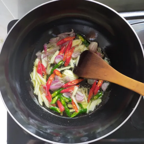 Tumis bawang merah, bawang putih dan cabai hingga layu dan matang.