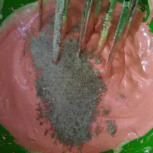 Masukkan 1/3 tepung yang telah diayak bersama bahan kering lalu aduk rata menggunakan spatula sampai rata, kemudian masukan 1/2 bagian cairan buttermilk lalu aduk rata kembali.