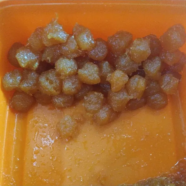 Bulat-bulatkan selai nanas, timbang dengan berat 3 gram.