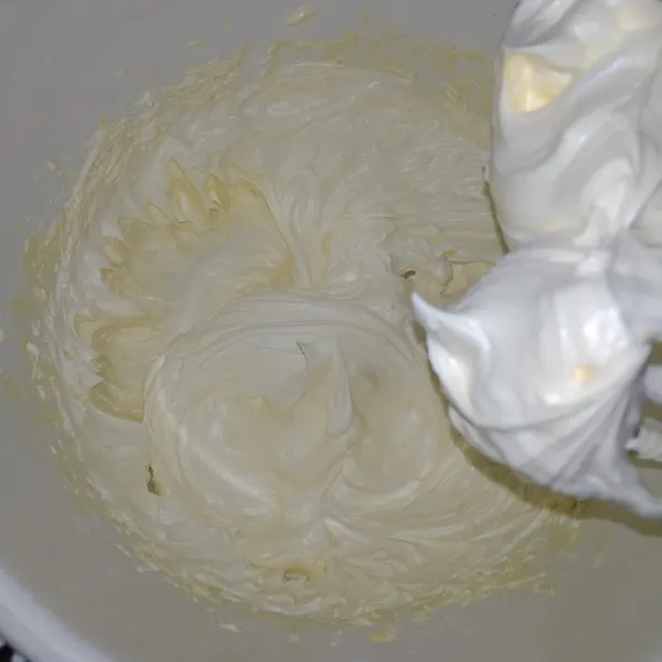 Kocok mentega, gula pasir dan vanilli bubuk sampai mengembang dan berwarna putih