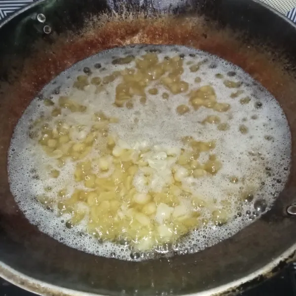 Panaskan minyak goreng dan masukkan kacang, goreng dengan api sedang cenderung kecil dan sambil terus diaduk.
