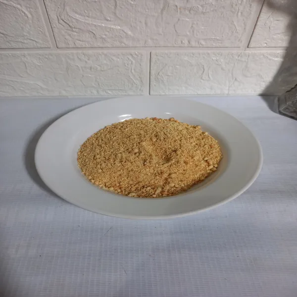 Hancurkan biskuit kelapa. 
Kemudian taruh di piring.