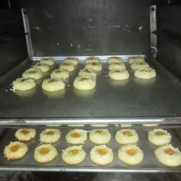 Panggang dalam oven hingga matang dan lama memanggang disesuaikan dengan kondisi oven masing-masing.
Angkat dan sajikan.