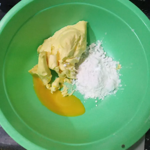 Mixer butter, kuning telur dan gula halus selama kurang lebih 1 menit.