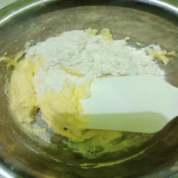Masukkan tepung terigu aduk kembali hingga tercampur rata.