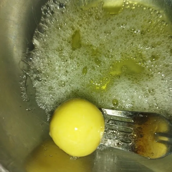 Ambil adonan secukupnya, lalu bulatkan, kemudian celupkan ke dalam putih telur, lalu angkat.
