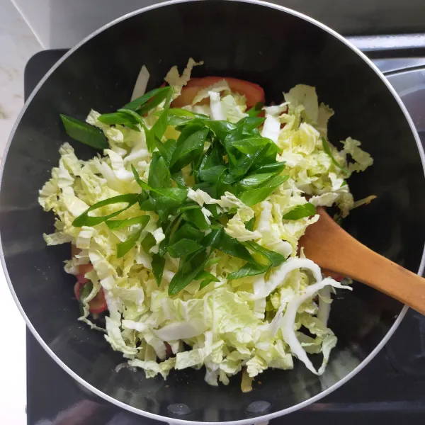 Masukkan sawi putih dan daun bawang.