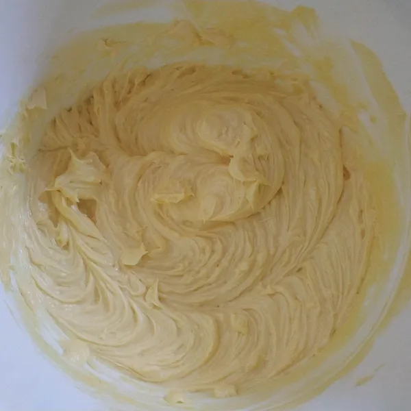 Mixer telur, margarin dan gula halus selama 1 menit.