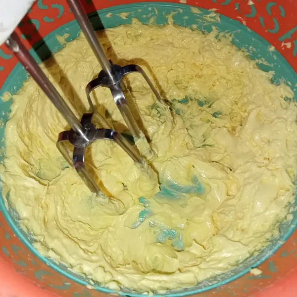 Kocok margarin dan gula halus selama 1 menit.