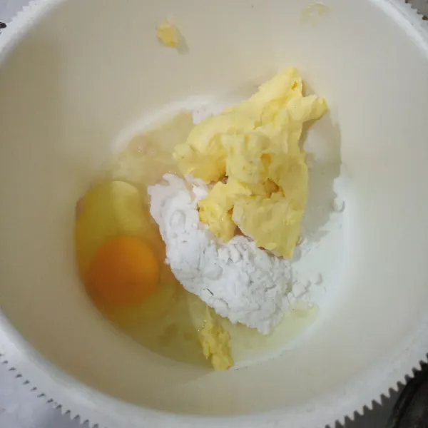 Campurkan telur, gula halus, dan margarin. Kocok dengan kecepatan rendah selama 1 menit.
