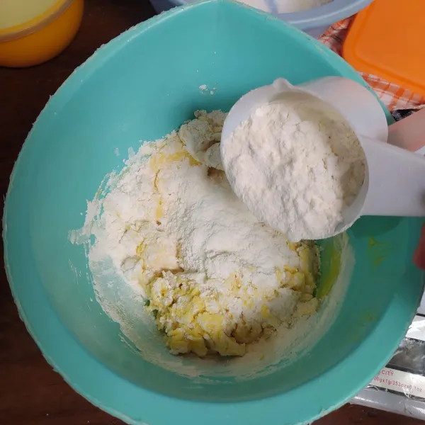 Masukkan campuran tepung terigu, susu, dan tepung maizena yang sudah diayak. Lalu aduk dengan spatula. Bungkus adonan dengan plastik wrap, lalu diamkan minimal selama 30 menit.