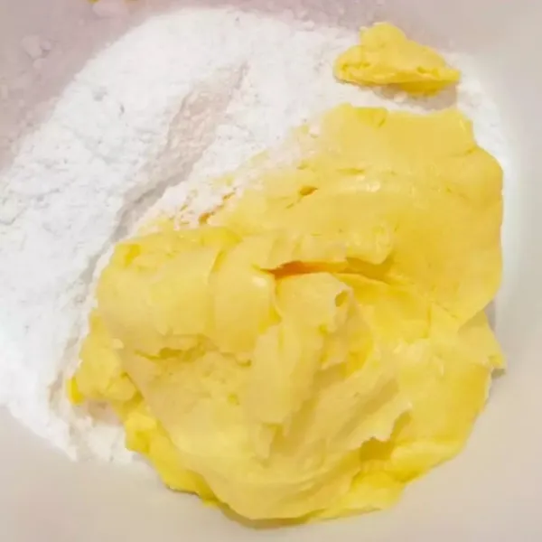 Masukkan mentega, telur dan gula halus dalam 1 wadah.