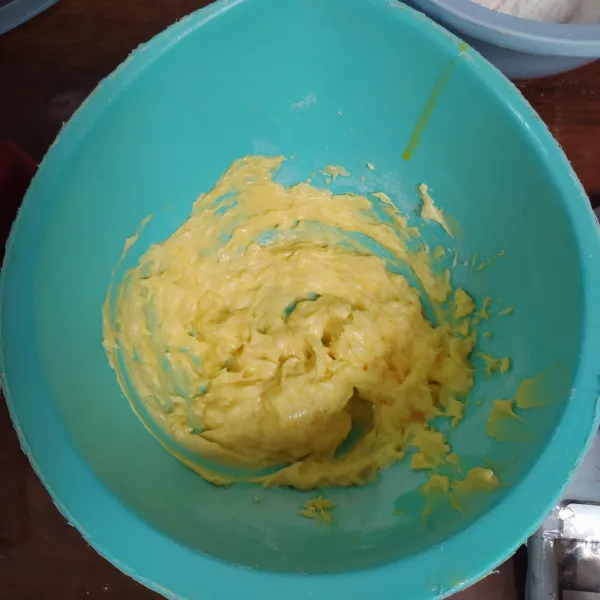 Kocok margarin, butter, dan gula halus asal rata. Kemudian masukkan kuning telur, lalu mixer sebentar.