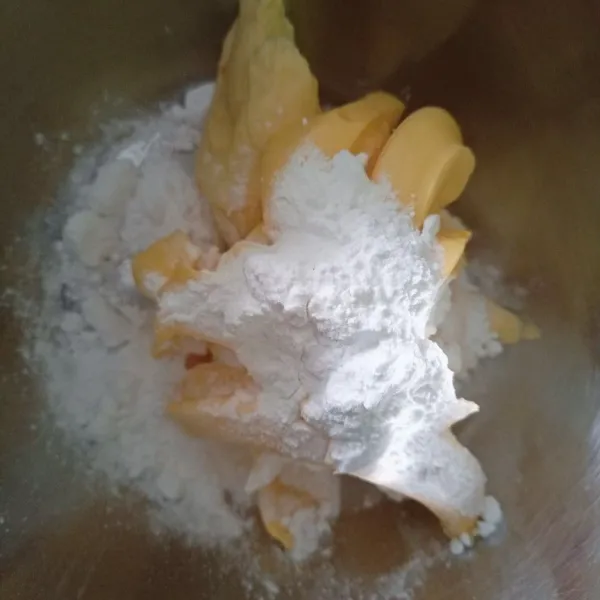 Kocok gula halus, garam dan margarin hingga lembut.