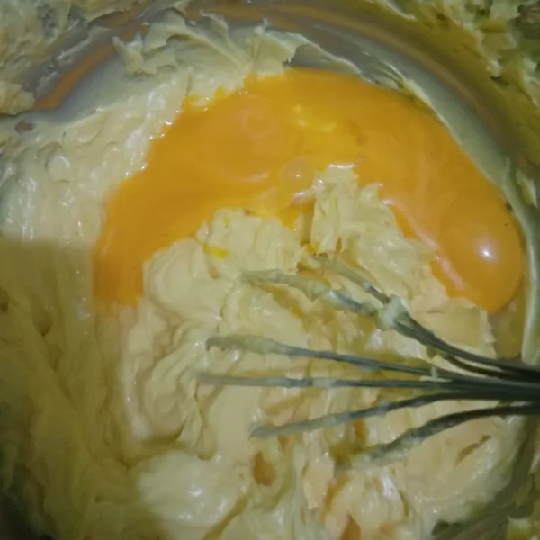 Masukkan kuning telur, kocok hingga rata.