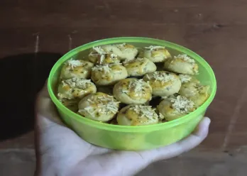 Garlic Cheese Cookies
