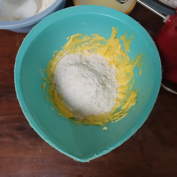 Kocok butter, margarin dan gula halus sebentar saja, kemudian masukkan kuning telur. 
Kocok sebentar. 
Masukkan campuran tepung, aduk dengan spatula. 
Bungkus adonan dengan plastik wrap lalu istirahatkan minimal selama 30 menit.
