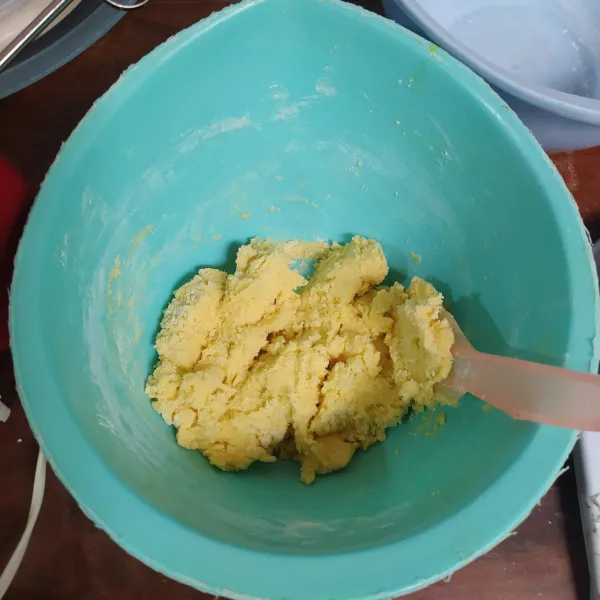 Masukkan ke dalam campuran margarin, lalu aduk dengan spatula.