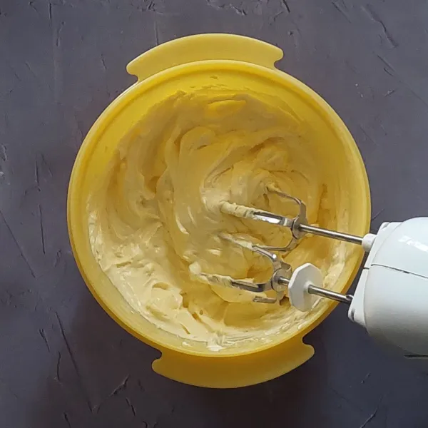 Kocok dengan kecepatan rendah butter, margarine, kuning telur dan gula halus hingga rata saja selama kurang lebih 1 menit.