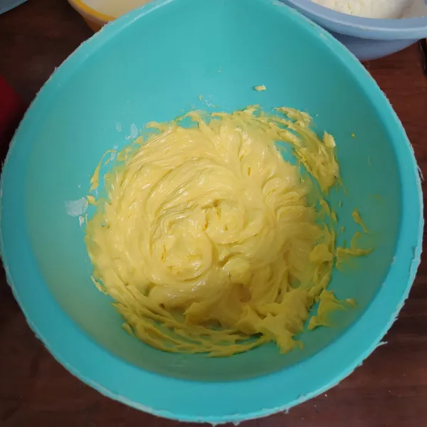 Kocok butter, margarin, kuning telur, dan gula halus sebentar saja.