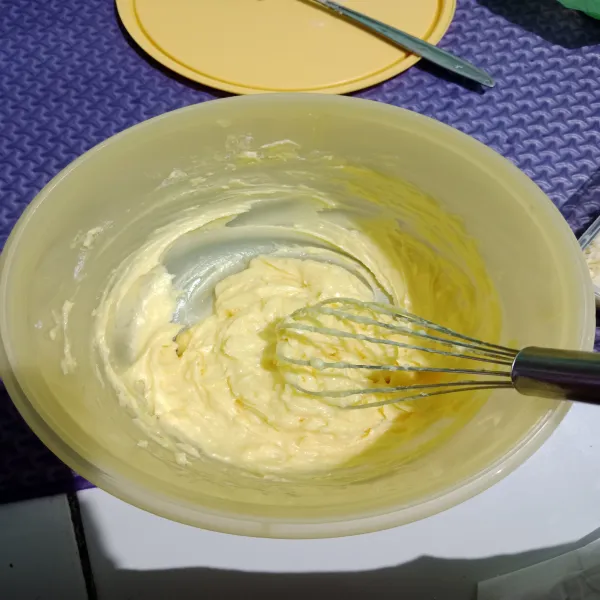 Kocok butter, margarin dan gula halus hingga tercampur rata.