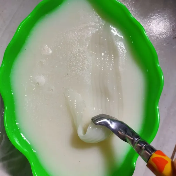 Setelah jelly mengeras, kerok memanjang menyerupai kelapa.