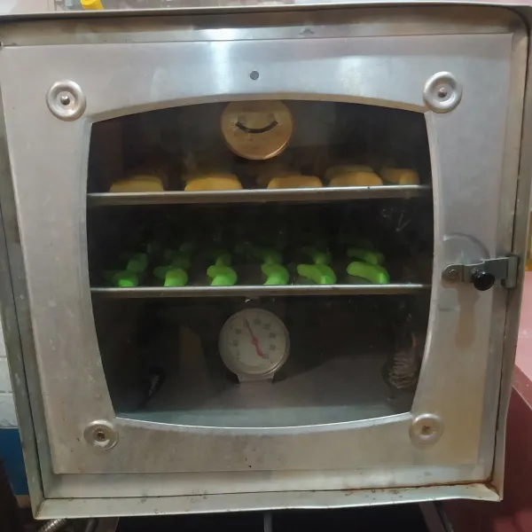 Tata di loyang, lalu oven di suhu 150°C.